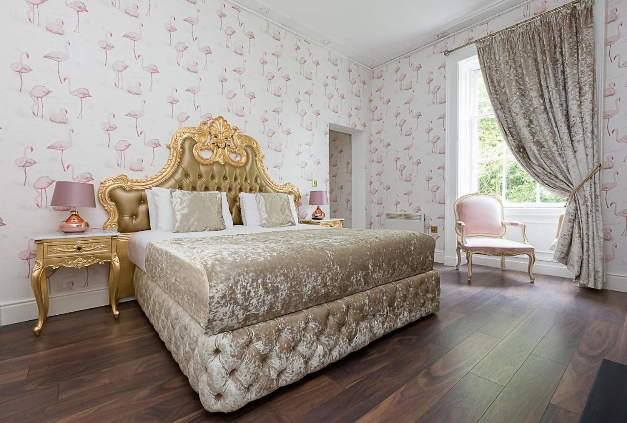 Hall Hotel *