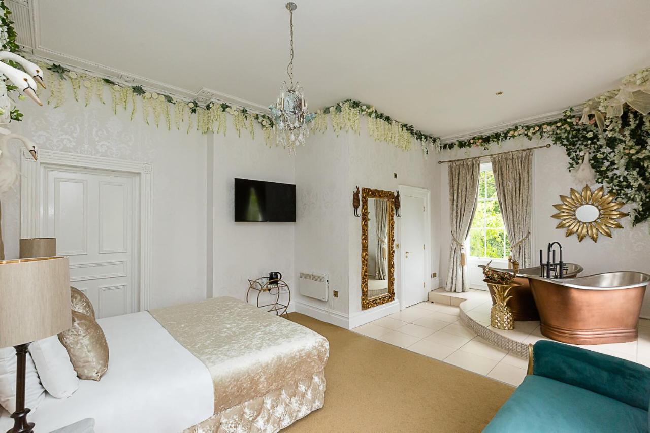Hall Hotel *