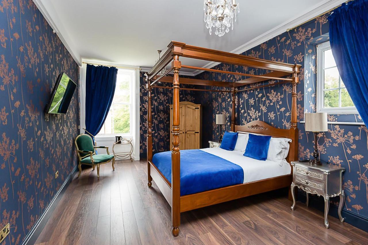 Hall Hotel *
