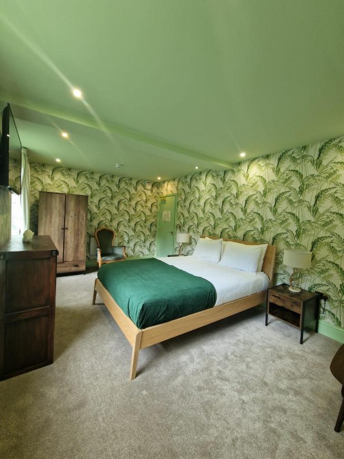 Hall Hotel *