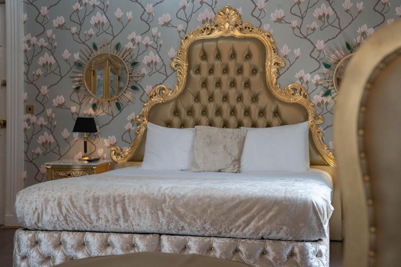 Hall Hotel *