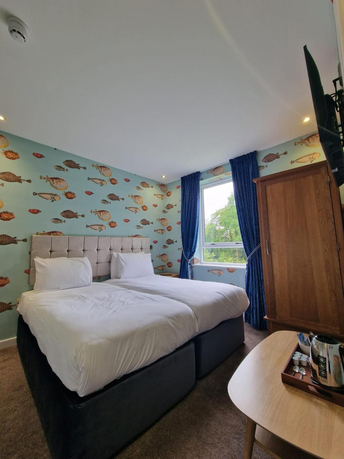Hall Hotel *
