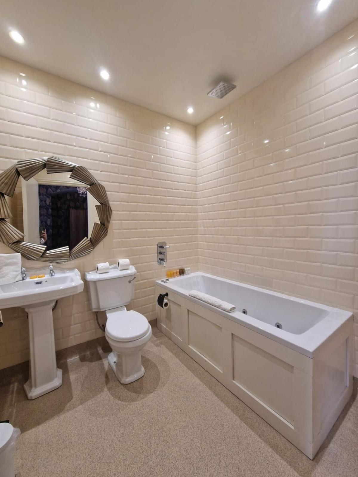 Hall Hotel *